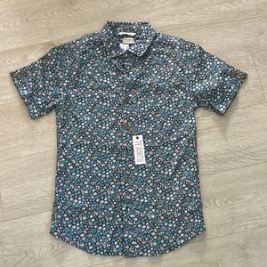 Men’s slim fit Teaito button down shirt.